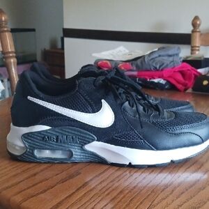 Nike Black and White Air Max Sneakers with Signature Cushioning